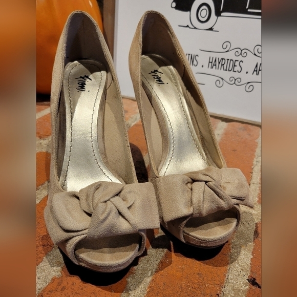 Fioni Tan Suede Peep Toe 4in Heel with Knotted Bow Accent Size 9 1/2 - Picture 2 of 8